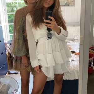 Little Remix klänning  - Detta är en fantastisk fin klänning, som passar till studenten. Den är i storlek 18 år från barnavdelningen och passar XS-M. Köpt på NK’s barnavdelningen nypris : 1499 kr .  För snabbt köp 500kr + frakt🥰