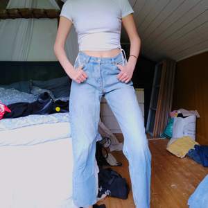 Jeans lite oversized från Sweet Sktbs. Jättesnygga och sköna, men lite för korta för mig som är 174.