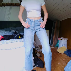 Jeans Sweet Sktbs - Jeans lite oversized från Sweet Sktbs. Jättesnygga och sköna, men lite för korta för mig som är 174.