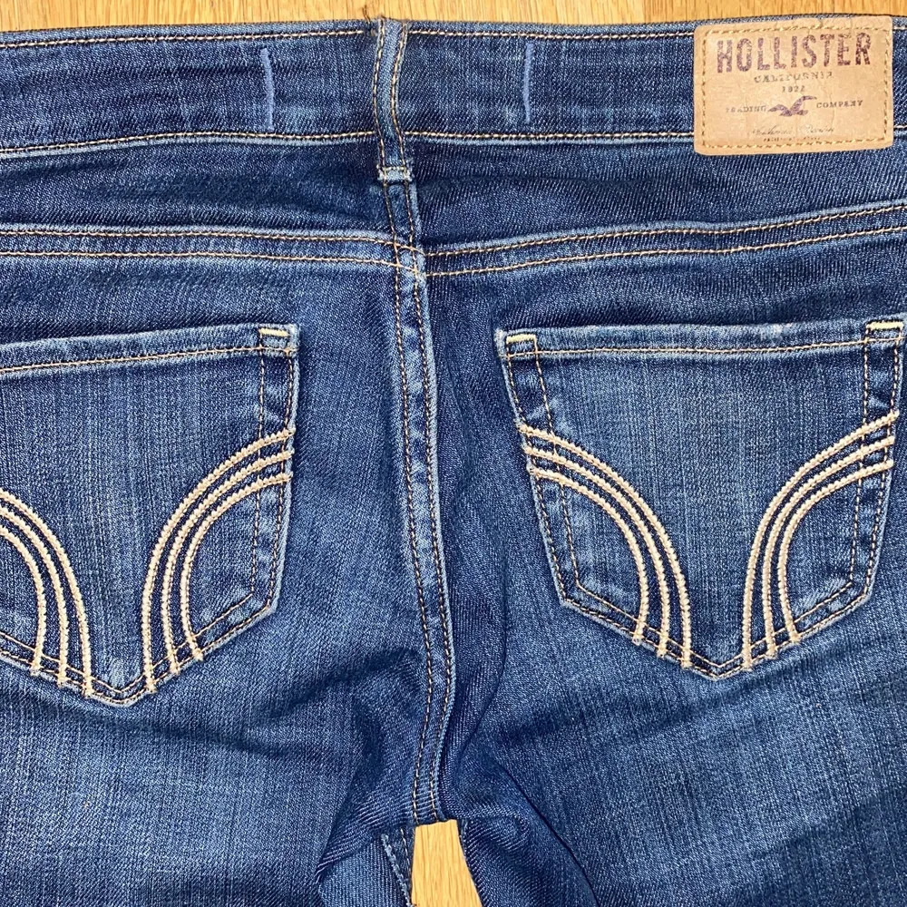 Riktigt snygga hollister jeans, lågmidjade och bootcut⚡️ Storlek 05, W24 L31. I bra skick, köparen står för eventuell frakt! Verkligen super fina men passar inte mig längre tyvärr . Jeans & Byxor.