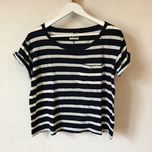 Randig tröja, Weekday, XS-M - Härligt mjuk tröja med uppkavlade ärmar, en ficka och dekorativ söm i ryggen. Marinblå och vit. Märkt XS, men den går bra för S och M med beroende på önskad passform. 100% bomull.  Kan mötas i Stockholm eller skicka mot fraktkostnad! ✨🌸✨