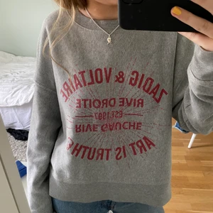 Zadig tröja  - (Intressekoll) Intressekoll på denna superfina och sköna tröja ifrån Zadig. Köptes för ca 2 månader sedan. Använd men fortfarande i bra skick❤️❤️❤️❤️