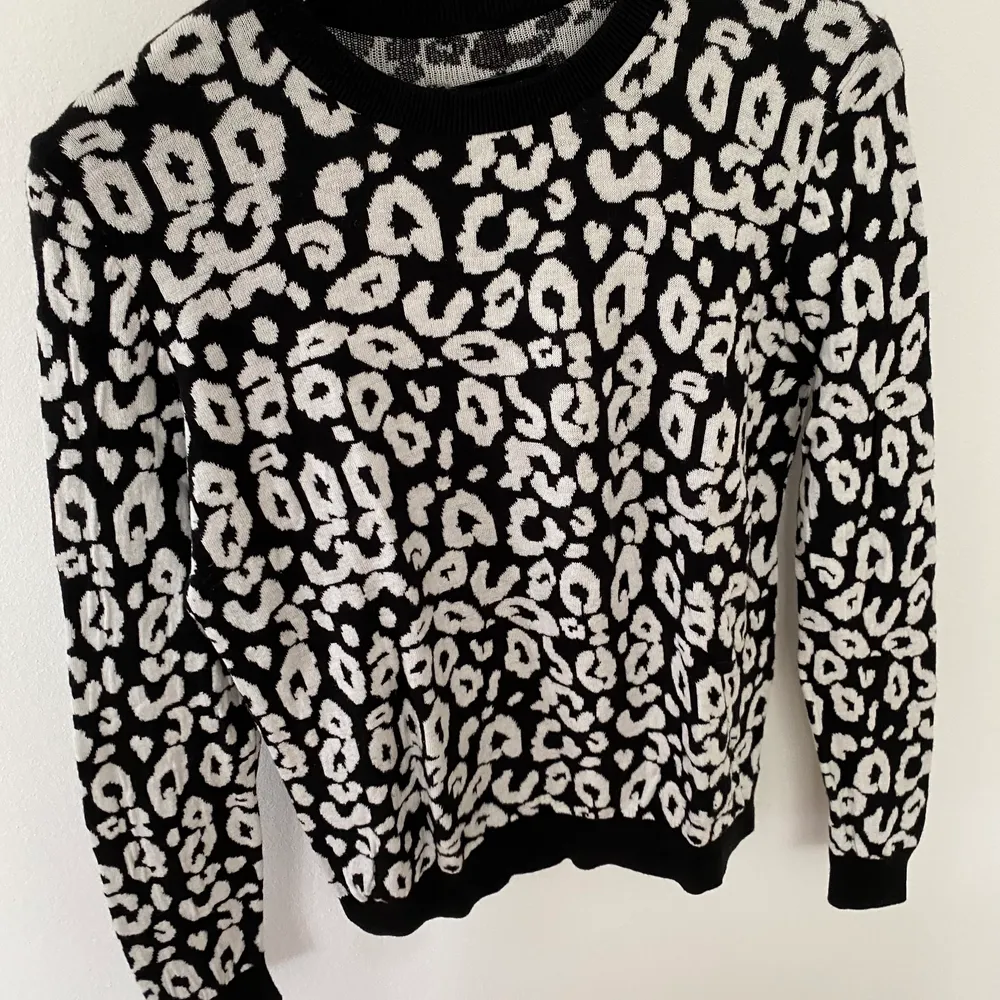 Stickad leopardmönstrad tröja i svartvitt🤍🖤✨ Sparsamt använd i mycket fint skick!🦋 I storlek M men passar s/xs så liten i storleken😊💕. Stickat.