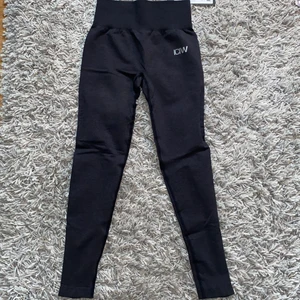 Queen mesh tights ”Graphite Melange” - Oanvända tights från I can I will och prislapp kvar. Storlek S och hög midja utan midjeband. Skön passform och sitter vid all olika typer av träning. Ordinarie pris: 699