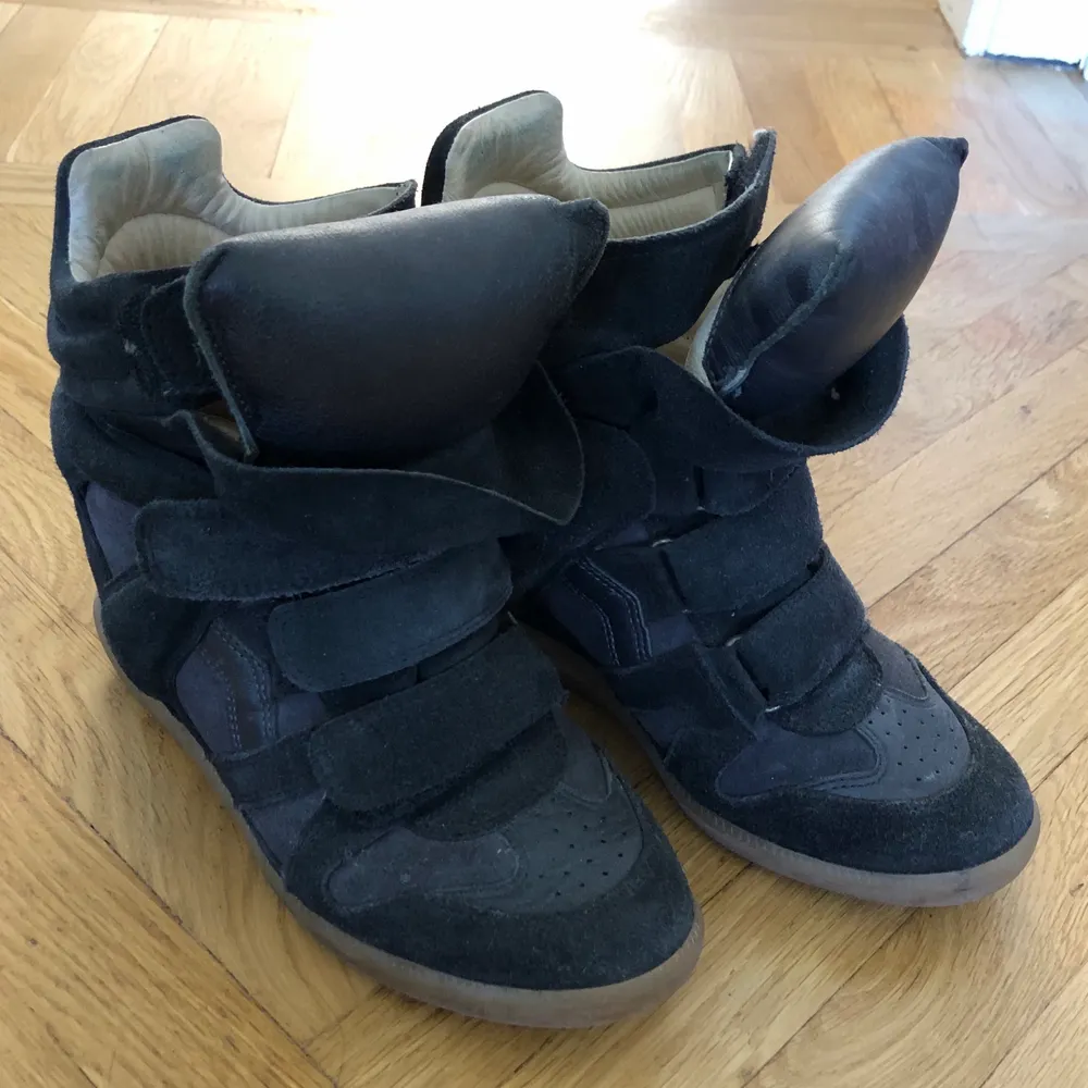 Mörkblå Bekett sneakers från Isabel Marant köpta i London! Tillhörande låda finns! Bra skick och ej använda så mycket, endast lite färjade av jeans inuti skon.. Skor.