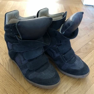Isabel Marant sneakers - Mörkblå Bekett sneakers från Isabel Marant köpta i London! Tillhörande låda finns! Bra skick och ej använda så mycket, endast lite färjade av jeans inuti skon.