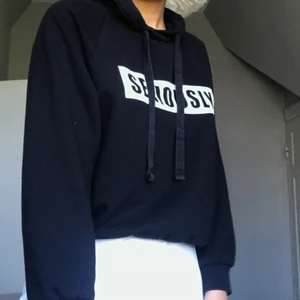Svart Hoodie med tryck på bröstet!✨ - En väl använd svart Hoodie med ett tryck på bröstet där det står “SERIOUSLY” säljer för att jag har insätt att den aldrig kommer till användning längre då jag har väldigt mycket kläder i garderoben✨ 