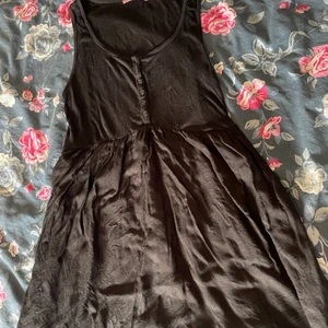 Klänning  - En väldigt fin klänning säljer då jag inte änvönder den 