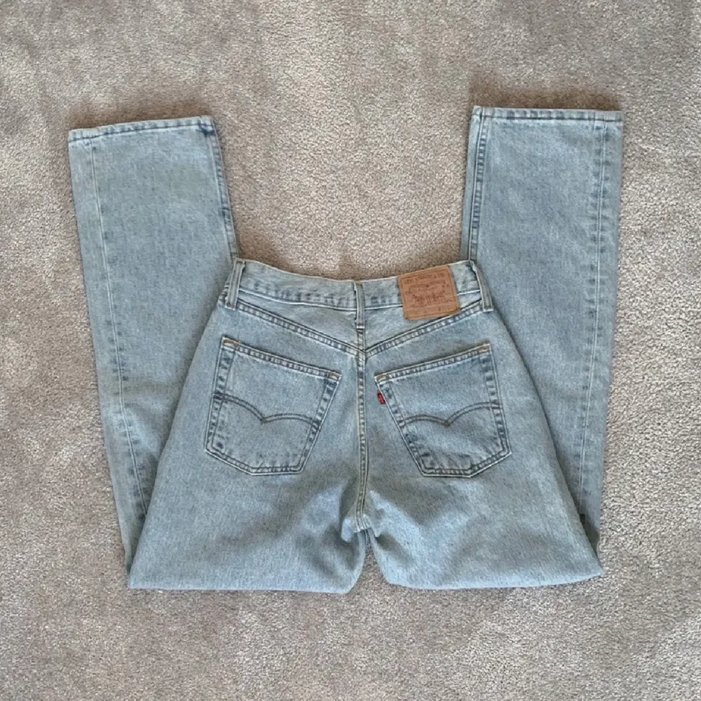 Säljer dessa så snygga vintage jeans från levis!💕💕 Aldrig använda då de tyvärr är för stora på mig. Passar nog en M bäst. Buda! W31, L32☺️💕💕 (lånade bilder av förra ägaren). Jeans & Byxor.
