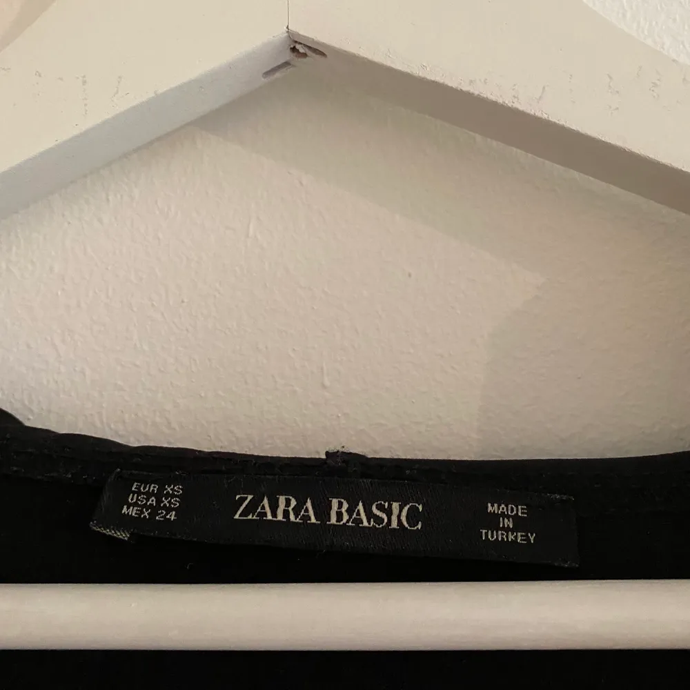 Cool zara basic tröja, knappt använd. Storlek ca men passar även s. Säljer för 100, köparen står för frakt. . Tröjor & Koftor.