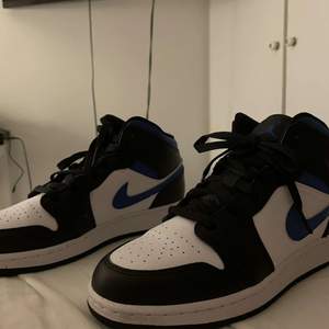 Jordan 1 mid köpt på Nike sidan själv, säljer pga av fel storlek, lite använda, racer blue färg med vit och svart
