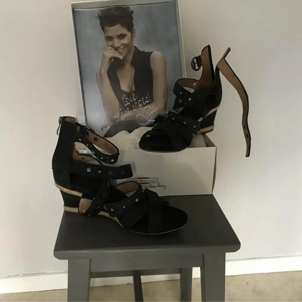 By Halle Berry, Superfräcka sandaletter i svart mjukt material, använda 2 ggr så nästan nya stlk 40. Skor.