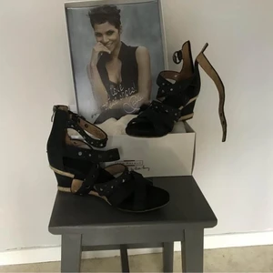 Kilklack sandalett - By Halle Berry, Superfräcka sandaletter i svart mjukt material, använda 2 ggr så nästan nya stlk 40