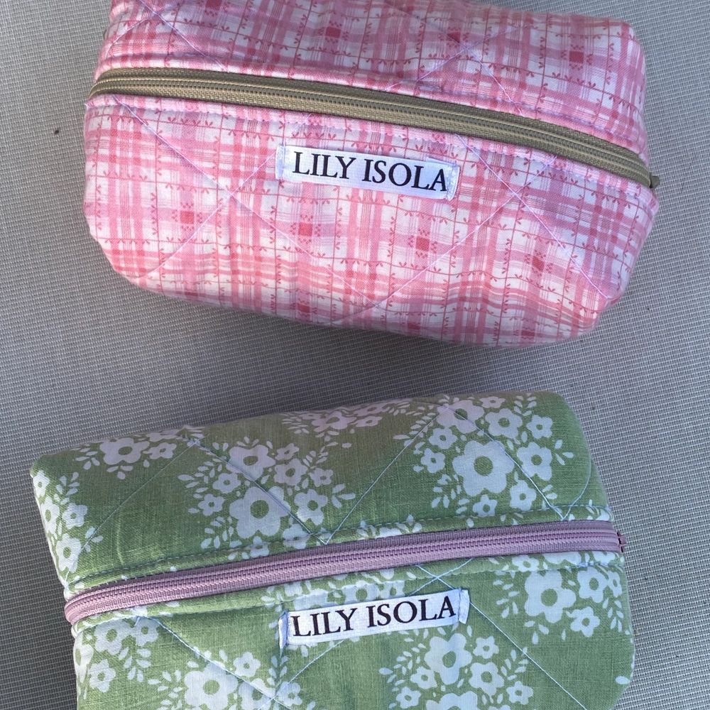 Säljer dessa två handsydda necessärer för 275 kr/styck i modellen Viola, perfekta till förvaring av smycken/smink 💚 tar beställningar via min instagram @lily_isola 🥰. Övrigt.