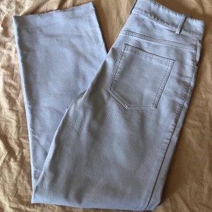 Lila skinnbyxor - SKITsnygga lila skinnbyxor från Zara. Säljer på grund av att de gjort sitt i min garderob och behöver ny ägare. 