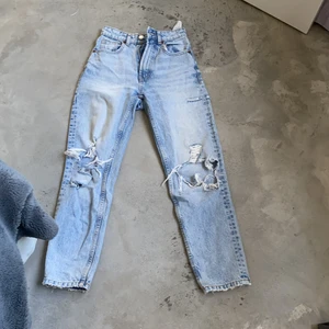 Jeans  - Ett par skit snygga jeans från zara med stora hål ! Dem är asköna och använda några gånger ! 
