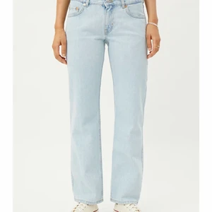 Arrow low straight jeans - Säljer mina  fina jeans från weekday✨  De är i färgen bleach blue och har endast använt dem nån gång 💕 Nypris är 500