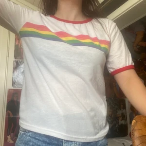 T-shirt  - T-shirt i okej skick lite nopprig. Katt i hemmet. Strolek är uppskattad. 