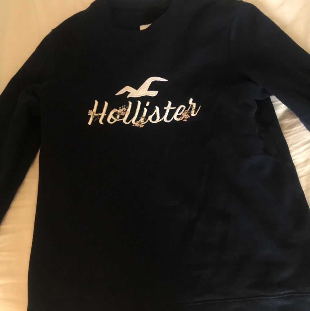 Nu säljer jag denna mörkblåa hollistertröjan i XS och den har helt normal passform! Den har inga fläckar.. Tröjor & Koftor.