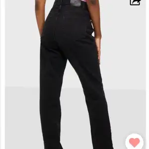 Svarta jeans från Nelly, använd fåtal gånger, lång modell, storlek 34, bleknat i tvätten lite, nypris:599kr mitt pris 300kr inkl frakt. 😊