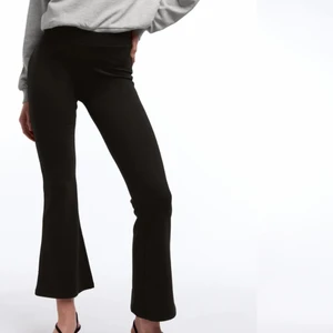 Boot cut  - Boot cut byxor från Gina tricot i short leg versionen