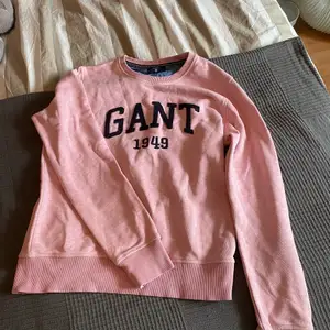 En rosa tröja från GANT -Inte mycket använd  -Storlek 176 cm passar en som är 15-16 år  -Köparen står för frakten 📦💌 -Kan skickas 💌 -Köpt på kidsbrandstore