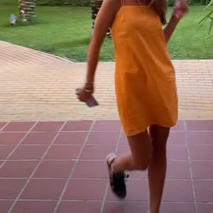 Klänning - Säljer denna sommarklänning från hm! Helt ny i Storlek 36 med prislappen kvar!