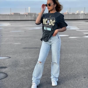 Regular wide jeans - Nypris: 599kr. Nyskick, använda 3 gånger. Sitter jättefint och långa i benen!