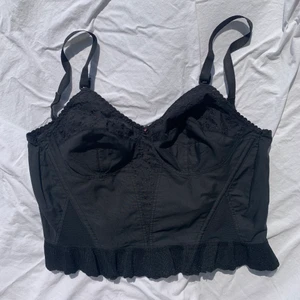 korsett topp - säljer den här otroligt fina vintage korsetten som tyvärr är för stor för mig! det är en 85B men passar nog bäst på ngn som är en större B eller C/D i kupa. skriv i dm om du har några fler frågor! köparen betalar frakt på 40 kr <333  