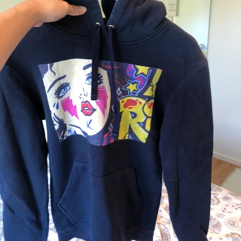 Supersnygg hoodie från the cool elephant❤️ Marinblå hoodie med ett coolt tryck, storlek S och den är inte oversized. Frakt ingår inte!. Hoodies.