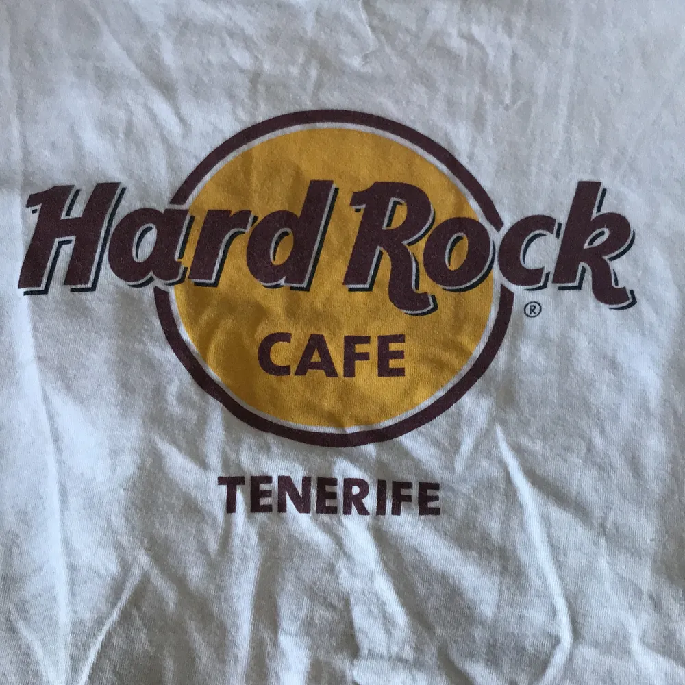 Hard rock café tröja köpt på Teneriffa! Så gott som oanvänd och väldigt skönt material!❤️ frakt tillkommer!. T-shirts.