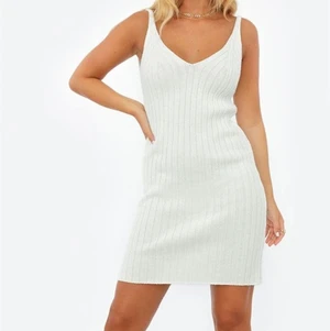 Stickad vit klänning  - Vit stickad klänning från chiquelle. Aldrig använd med prislappen kvar! Hittar den inte på hemsidan längre så antar att den är slutsåld. Strl är ONESIZE så passar dom flesta storlekarna. Formar kroppen snyggt! 😍 frakt står köparen för 🚚