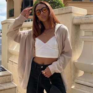 Princess Polly zip-up hoodie - Funderar på att sälja denna fina zip-up hoddien från Princess Polly i storlek 34 eftersom den inte har kommit till användning mer än 2 gånger.. Den är fint oversized, lite tunnare och är ”vofflad” i tyget. Den är gammelrosa/beige med guldig dragkedja. Lägger ut den eftersom det inte riktigt är min stil längre men är inte säker. Jag säljer den om jag får ett bra pris (skriv privat så kan vi diskutera)💖 Nypris: 477 kr/$55 (amerikansk dollar).