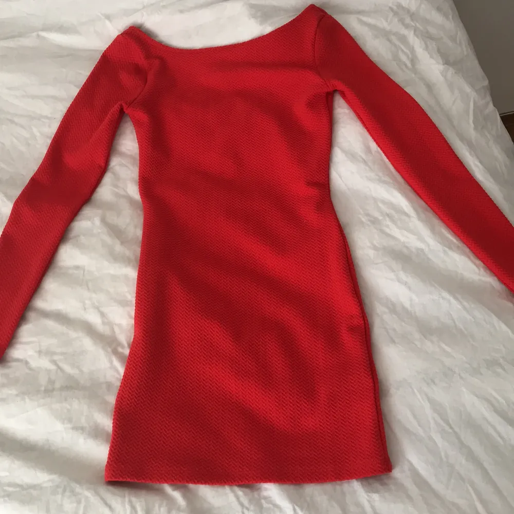 Denna klänning sitter fint på och använde den senast i vintras. Känner att jag inte riktigt passar i röd och den är i nyskick❣️. Klänningar.