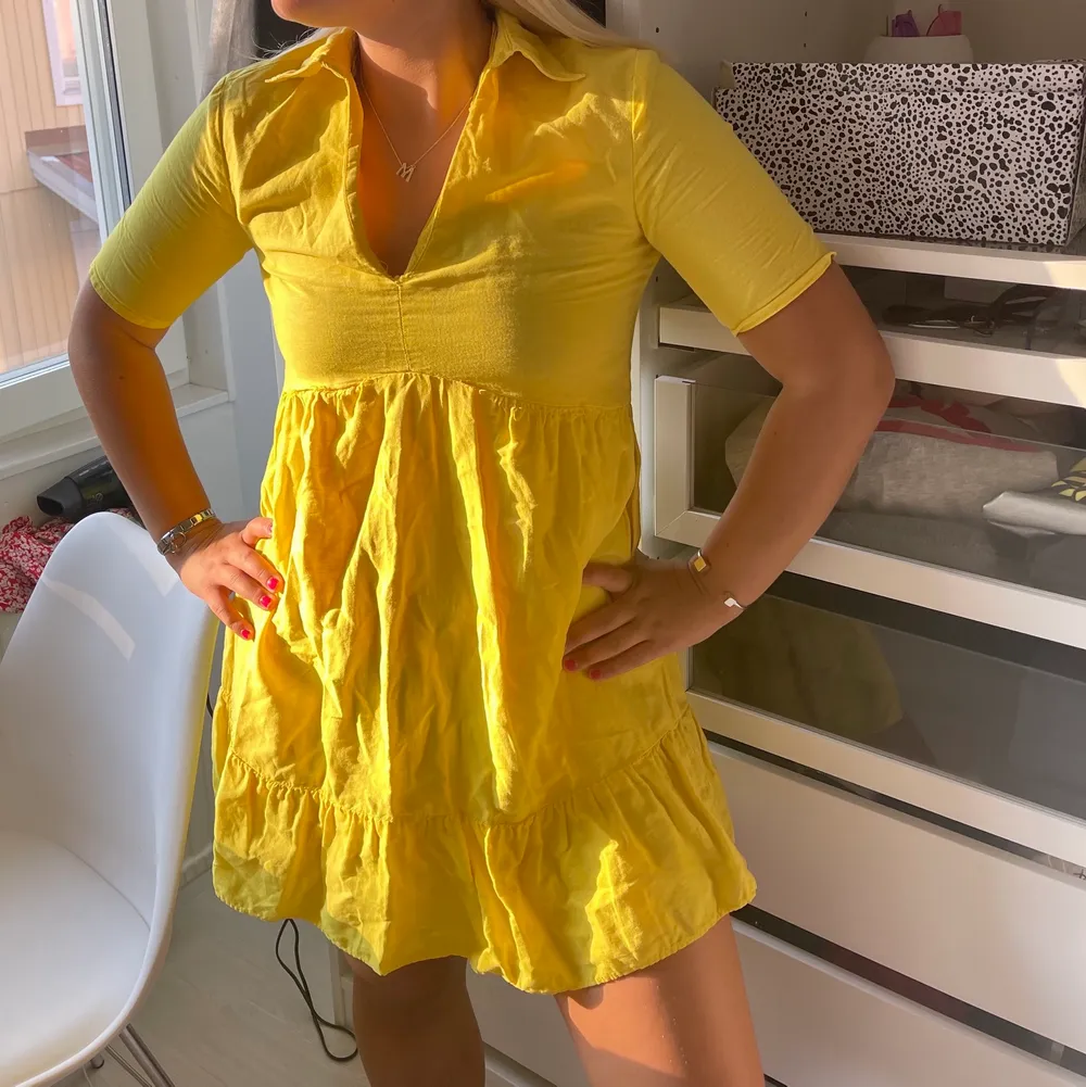 Säljer denna fina gula klänning från Zara! Passar storlek XS/S. 100 kr💗. Klänningar.