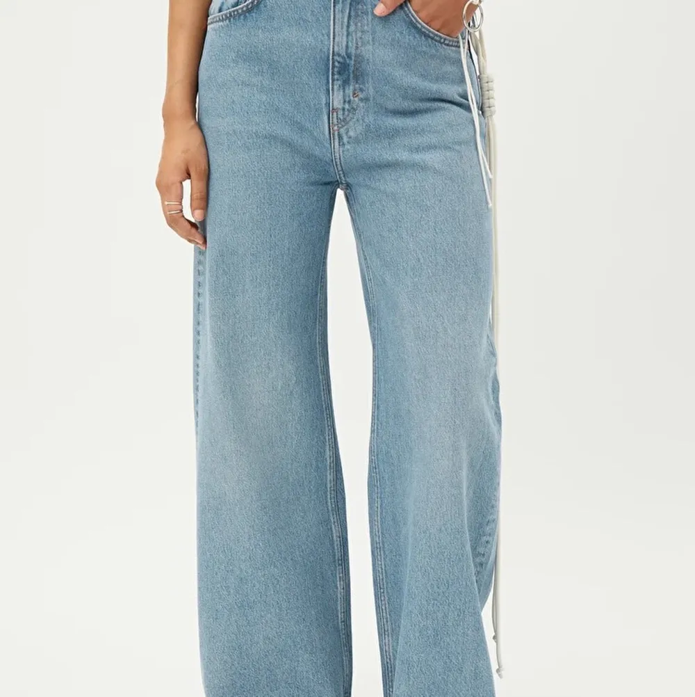 Säljer dessa weekday byxor då dem är för korta tyvärr as snygg färg och passar skit bra nu på sommaren när man blivit brun😝 Säljer dessa för 250 + frakt använda några gånger men är som nya . Jeans & Byxor.