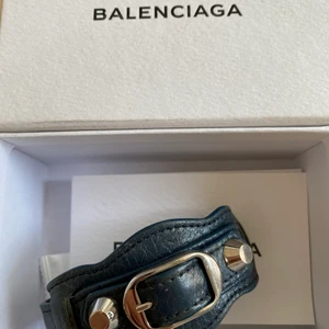 Balenciaga armband  - HÖGSTA BUDET JUST NU 600kr. Mörkblått armband från Balenciaga i storlek M. Köpt på NK i Stockholm. Låda medföljer, har tyvärr inte kvittot kvar. Kom med egna bud!!🤎🤎