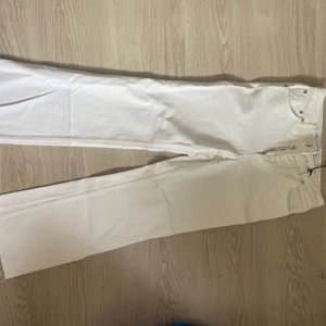 Anine Bing for Gina Tricot jeans - Vita jeans från Anine Bings kollektion med Gina Tricot, aldrig använda och lappen sitter kvar!