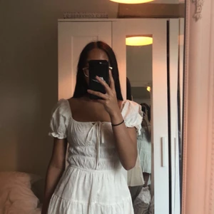 Vit klänning 🤍 - Söt klänning ifrån Shein, aldrig använd. Passar till det mesta och även som en klänning man tar med till stranden och bara kan dra på sig eller till fest! Hur gullig som helst och helt ny. 250kr inkl frakten  🤍