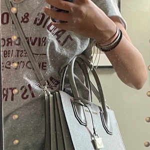 Michael kors väska  - Bra skick! Jätte fin . Lagom storlek💕🎸🤫 trendig och när jag köpte var den slutsåld överallt! 
