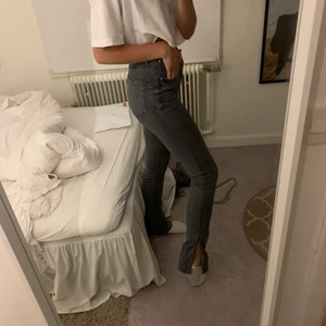 Grå zara jeans med slits strl 34 - Säljer dessa snygga jeans från zara med slits! Så bekväma! Strl 34🤩💗