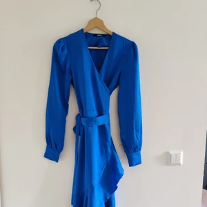 Omlottklänning fr Bikbok strl XS - Underbar luftig omlottklänning från Bikbok i strl XS (passar mig som S bra!). Fina detaljer som puffaxlar (dock inte axelvadd) och volangslits. Använd 2-3 gånger och hittar inga anmärkningar. 