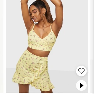 Kjol - Söt gul blommig kjol med en fin volang detalj 