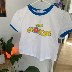 Kortärmad topp  - Säljer denna supersnygga topp med fint tryck😊. Säljer då den tyvärr inte kommer till användning. Helt nyskick med lappen kvar:) köpare står för frakt<3