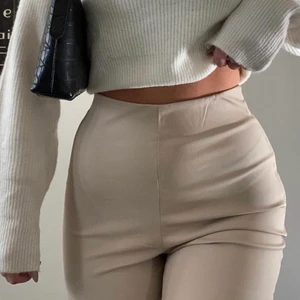 Beiga skinnbyxor NAKD - Säljer dessa snygga beiga skinnbyxorna från NAKD. Älskar dem men behöver tyvärr pengar just nu. Storlek 34 men passar mig som har 36. Lånad bild från Moa Häll Eriksson. Skriv för bilder från mig🌸