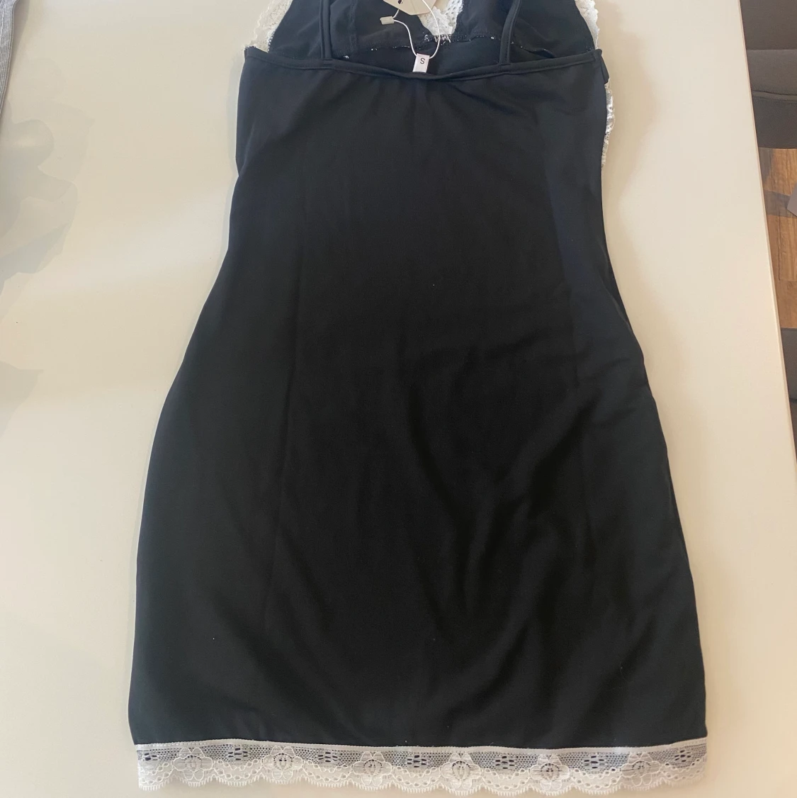 Svart bodycon klänning med spets - 90