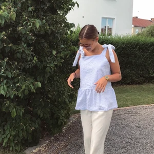 Topp i bäckebölja  - En såå fin egensydd vit/blå randig topp i bäckebölja material som är supertrendigt och skönt! 🌸🌸🌸   Justerbara band upptill så passar allt från xs till en medium beroende på hur man vill att den ska sitta, jag på bilden är en S🍀  Toppen är dessutom sydd i dubbeltyg så att den ej blir genomskinlig!  Tveka inte att skriva om du har fler frågor eller såå!!  Kika även gärna in på min sida där jag säljer mer egensydda och virkade kläder av återvunnet material🌳🌳 Finns även på instagram @lucu.studio 💗💗