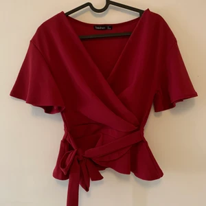 Topp från Boohoo - Fin vinröd topp från Boohoo. Storlek 36, använd endast 2-3 gånger. Ser oanvänd ut och är i skönt strechigt tyg. Kan mötas upp i Malmö & Vellinge, köparen står för frakten. 