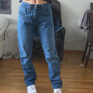Lågmidjade blåa jeans - Säljer mina lågmidjade jeans som inte kommer till andvändning, köpte på humana för 300 vilket är för dyrt men men. 💕