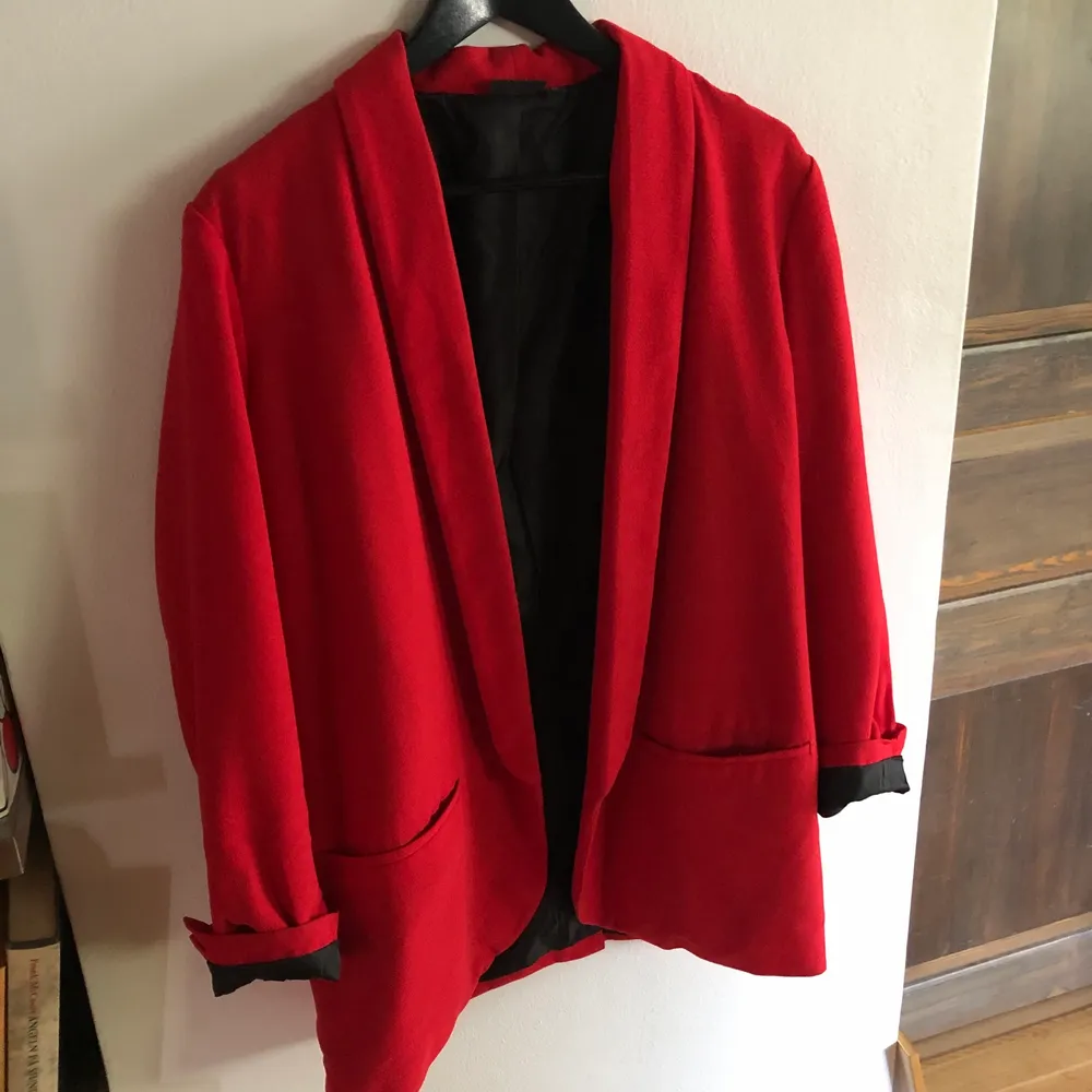 Säljer denna skitsnygga översized-kavaj i klarröd färg! Använd ett fåtal gånger på röd inte riktigt är min grej! Men den sitter supersnyggt på!!❤️ stolek M . Kostymer.